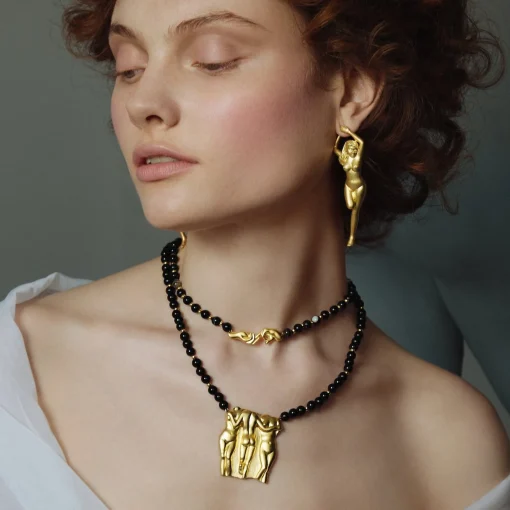 Les Mains Necklace